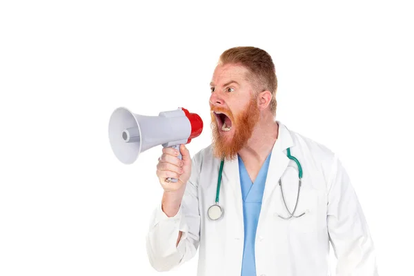 Médico Ruivo Com Megafone Isolado Fundo Branco — Fotografia de Stock