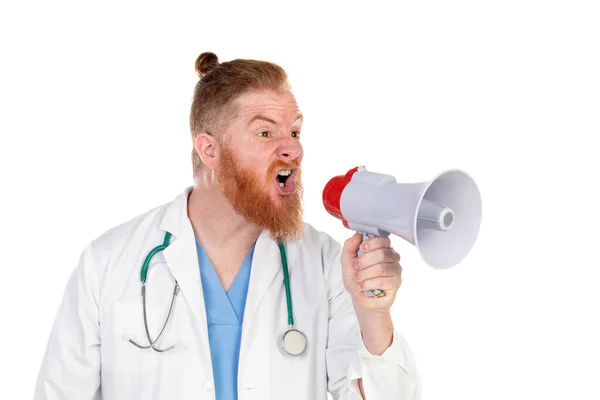 Médico Ruivo Com Megafone Isolado Fundo Branco — Fotografia de Stock