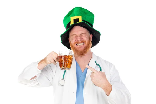 Médico Pelirrojo Con Sombrero Verde Bebiendo Una Cerveza Aislada Sobre — Foto de Stock