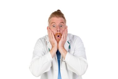 Beyaz arka planda izole edilmiş komik kızıl saçlı doktor.