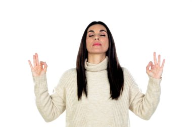 Çekici esmer kadın beyaz bir arka planda izole edilmiş.