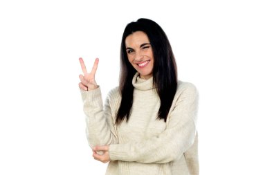 Çekici esmer kadın beyaz bir arka planda izole edilmiş.
