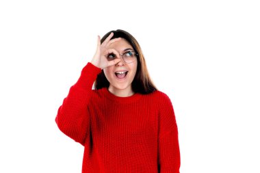 Gözlüklü esmer kız beyaz arka planda izole edilmiş.