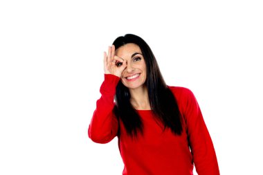 Çekici esmer kadın beyaz bir arka planda izole edilmiş.