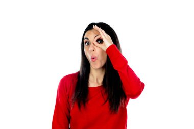 Çekici esmer kadın beyaz bir arka planda izole edilmiş.