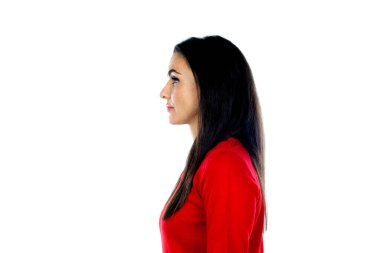 Çekici esmer kadın beyaz bir arka planda izole edilmiş.