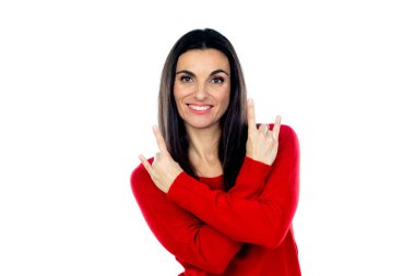 Çekici esmer kadın beyaz bir arka planda izole edilmiş.