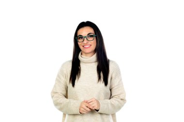 Beyaz arka planda gözlüklü çekici esmer kadın.