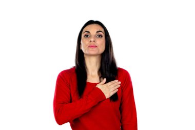 Çekici esmer kadın beyaz bir arka planda izole edilmiş.