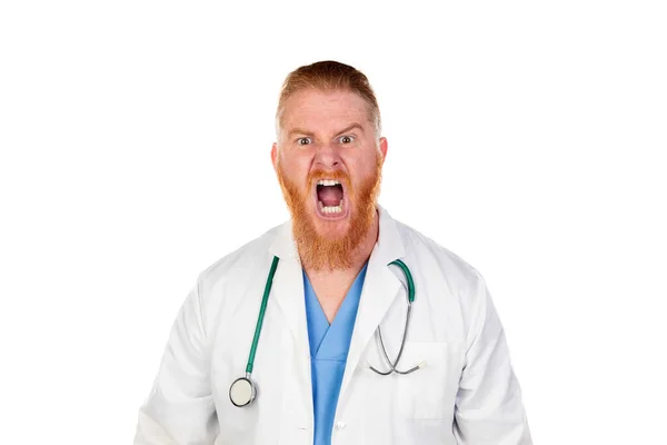 白い背景に隔離された怒っている赤毛の医者 — ストック写真