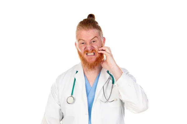 Lustige Rothaarige Arzt Isoliert Auf Einem Weißen Hintergrund — Stockfoto