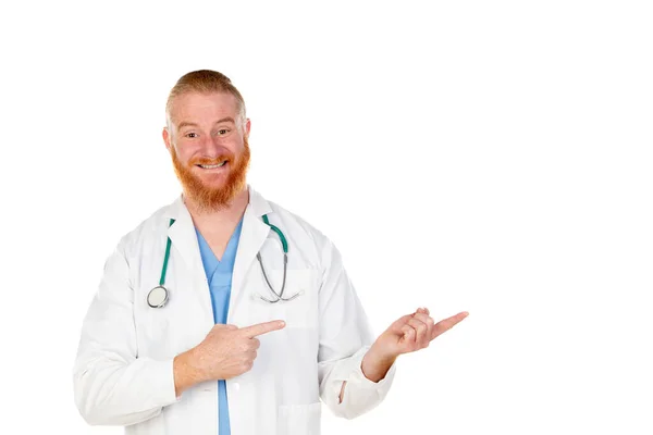 白い背景に隔離された面白い赤毛の医者 — ストック写真