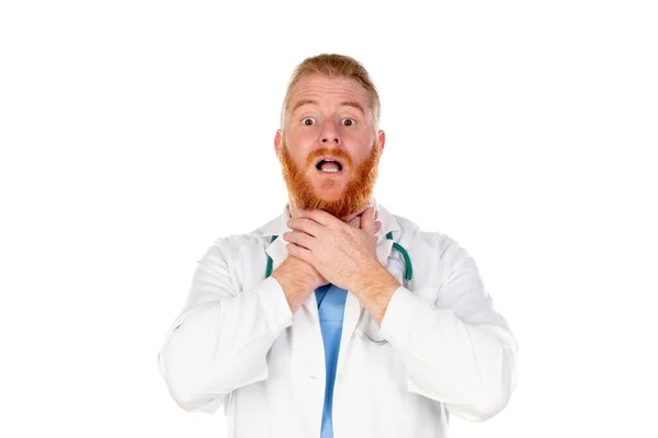 Vicces Vörös Hajú Orvos Elszigetelt Fehér Alapon — Stock Fotó