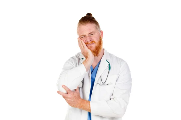 Beyaz Arka Planda Izole Edilmiş Komik Kızıl Saçlı Doktor — Stok fotoğraf