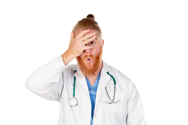 Vicces Vörös Hajú Orvos Elszigetelt Fehér Alapon — Stock Fotó