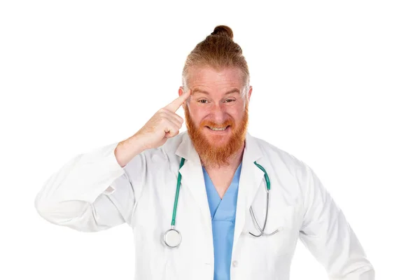 Lustige Rothaarige Arzt Isoliert Auf Einem Weißen Hintergrund — Stockfoto