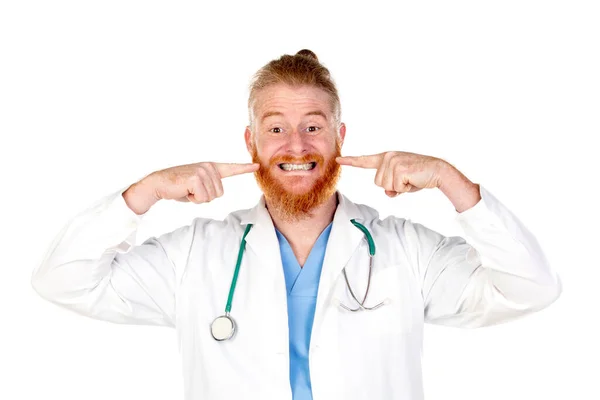 Vtipné Zrzka Lékař Izolované Bílém Pozadí — Stock fotografie