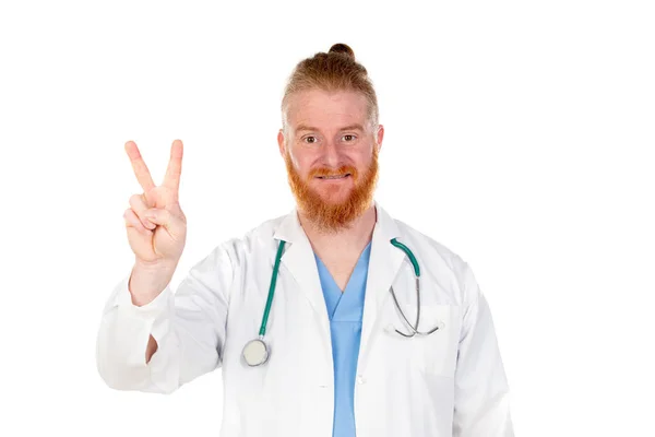 Αστεία Κοκκινομάλλα Γιατρός Απομονωμένη Λευκό Φόντο — Φωτογραφία Αρχείου