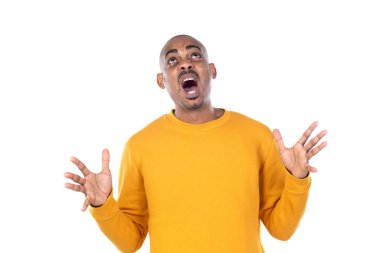 Beyaz arka planda izole edilmiş sarı forma giyen Afroamerikalı bir adam.