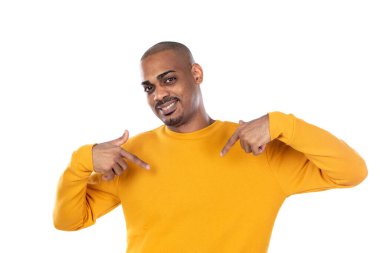 Beyaz arka planda izole edilmiş sarı forma giyen Afroamerikalı bir adam.