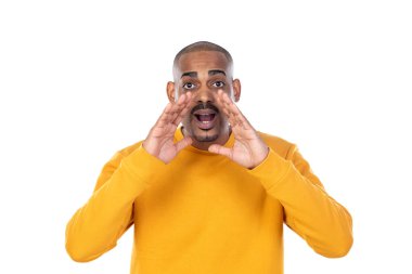 Beyaz arka planda izole edilmiş sarı forma giyen Afroamerikalı bir adam.