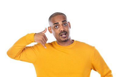 Beyaz arka planda izole edilmiş sarı forma giyen Afroamerikalı bir adam.