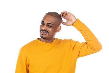 Beyaz arka planda izole edilmiş sarı forma giyen Afroamerikalı bir adam.