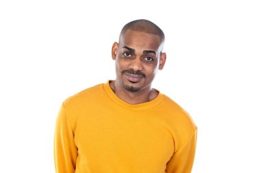 Beyaz arka planda izole edilmiş sarı forma giyen Afroamerikalı bir adam.
