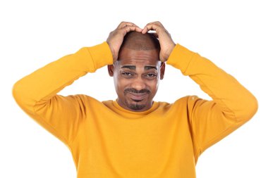 Beyaz arka planda izole edilmiş sarı forma giyen Afroamerikalı bir adam.