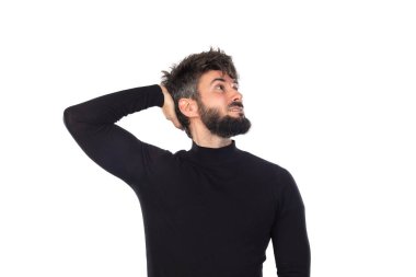 Siyahlı genç adam beyaz arka planda izole edilmiş.