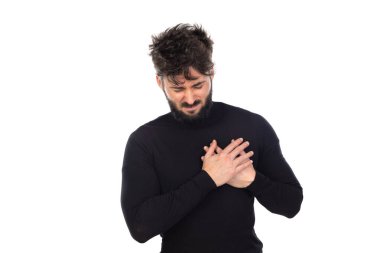 Siyahlı genç adam beyaz arka planda izole edilmiş.