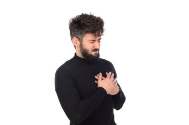 Siyahlı genç adam beyaz arka planda izole edilmiş.