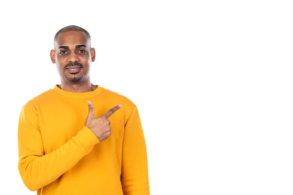白い背景に黄色のジャージーを着たアフリカ系アメリカ人の男 — ストック写真