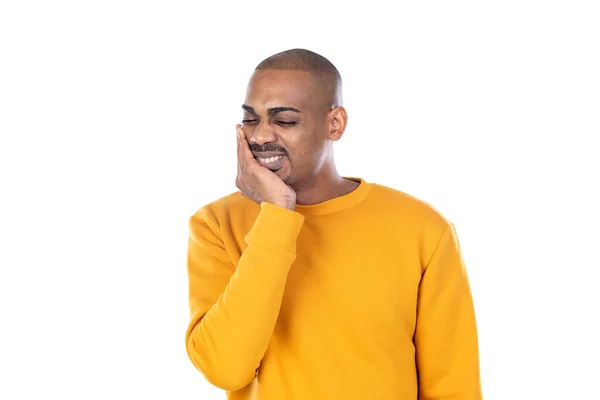 白い背景に黄色のジャージーを着たアフリカ系アメリカ人の男 — ストック写真