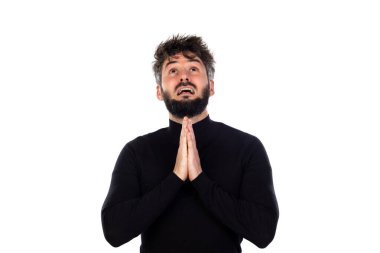 Siyahlı genç adam beyaz arka planda izole edilmiş.