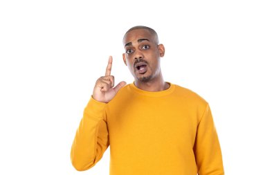 Sarı tişörtlü Afrikalı adam beyaz arka planda izole edilmiş.