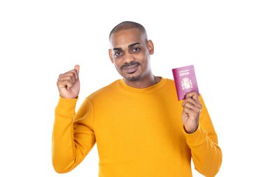 Sarı tişörtlü Afrikalı adam beyaz arka planda izole edilmiş.
