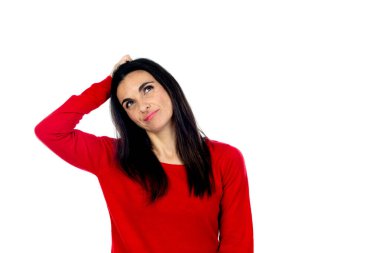 Kırmızı forma giyen çekici olgun bir kadın beyaz arka planda izole edilmiş.