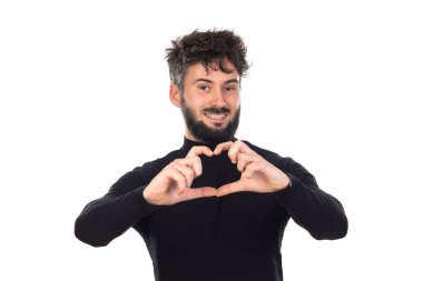 Siyahlı genç adam beyaz arka planda izole edilmiş.