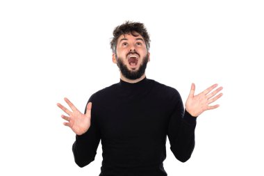 Siyahlı genç adam beyaz arka planda izole edilmiş.