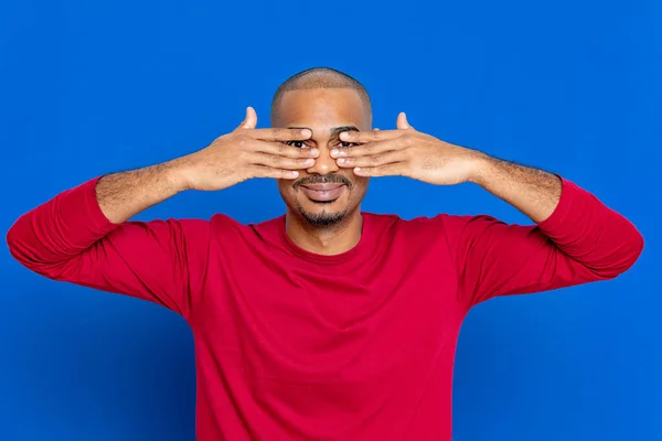 Afrikansk Man Med Röd Shirt Blå Bakgrund — Stockfoto