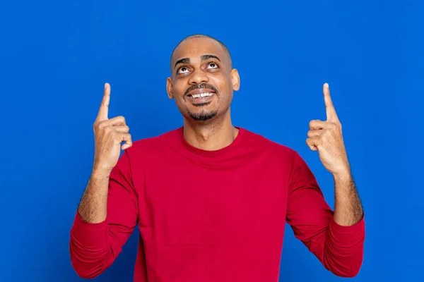 青い背景に赤いTシャツを着たアフリカ人男性 — ストック写真