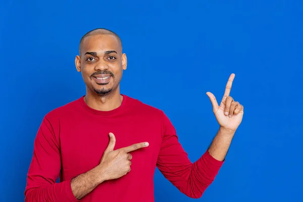 Homem Africano Com Camiseta Vermelha Sobre Fundo Azul — Fotografia de Stock