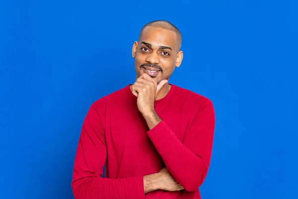 Afrikaner Mit Rotem Shirt Auf Blauem Hintergrund — Stockfoto