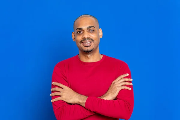 Afrikansk Man Med Röd Shirt Blå Bakgrund — Stockfoto