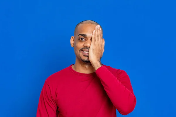 Afrikaner Mit Rotem Shirt Auf Blauem Hintergrund — Stockfoto