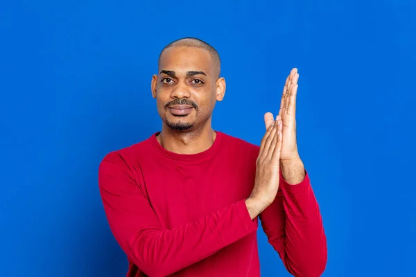 Afrikaanse Man Met Rode Trui Een Blauwe Achtergrond — Stockfoto