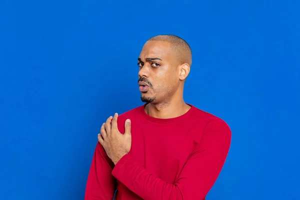 Chico Africano Con Camiseta Roja Sobre Fondo Azul —  Fotos de Stock