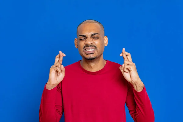 Chico Africano Con Camiseta Roja Sobre Fondo Azul —  Fotos de Stock