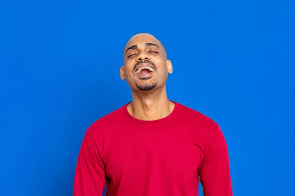 Africano Cara Com Camisa Vermelha Fundo Azul — Fotografia de Stock